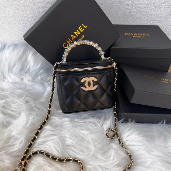 Black Quilted mini vanity with Gold chain
🖤🖤🖤🖤 - Picture 1 of 9